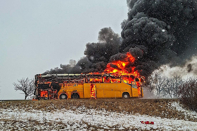 Dálnici D46 blokuje požár dálkového autobusu, policie evakuovala 35 lidí