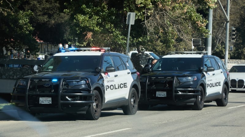 Batole v USA vypadlo z jedoucího auta. Do tragédie chyběly pouhé centimetry, ukazují záběry