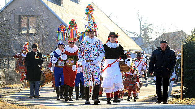 Jak vyrobit masopustní masku krok za krokem. Zvládnete to z běžných věcí