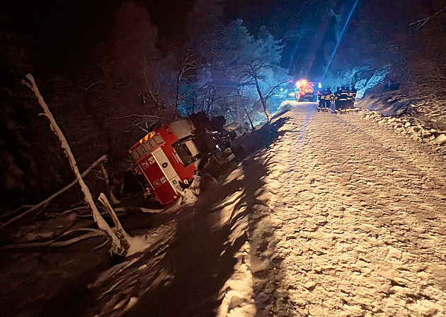 Sedm zraněných hasičů po nehodě na Děčínsku. Cisterna se převrátila na bok