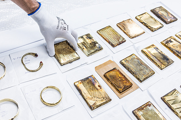 Poklad nalezený na Trutnovsku je zlatý, potvrdil úřad. Má hodnotu přes 11 milionů