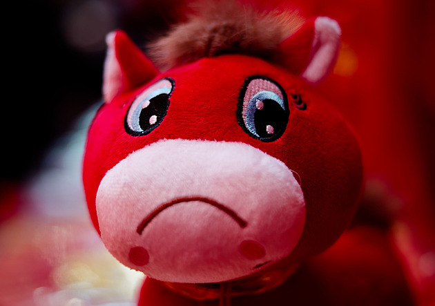 Takhle se tváříme v práci. Smutný plyšový koník pobláznil Čínu, jde na dračku