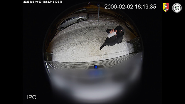 VIDEO: Výdejní boxy vykrádal pravidelně, policisté si v úkrytu na zloděje počíhali