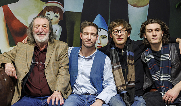 Polívka se poprvé ukáže na jevišti se všemi třemi syny, hra je vzpomínkou na „Pecu“