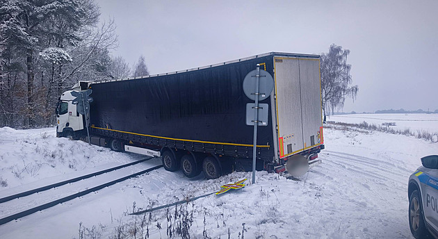 Řidič se s kamionem zasekl na železničním přejezdu, vlaky u Mimoně stojí