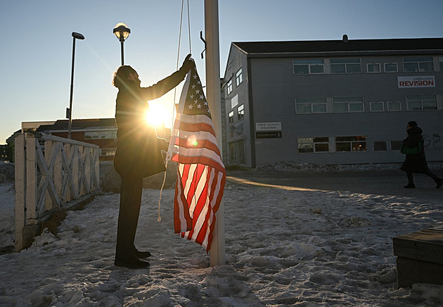 Německý komik se pokusil vyvěsit v Grónsku vlajku USA. Vzbudil pobouření