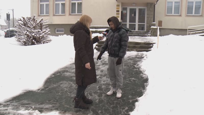 Muž na Domažlicku napadl spolužáka svého syna. Vláčel ho po ulici, chlapec utrpěl otřes mozku