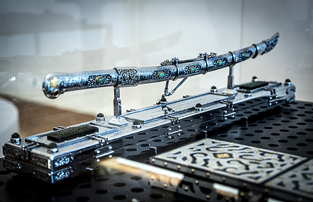 Skleněná pistole či mongolský meč. Hrad vystavuje dary pro prezidenta