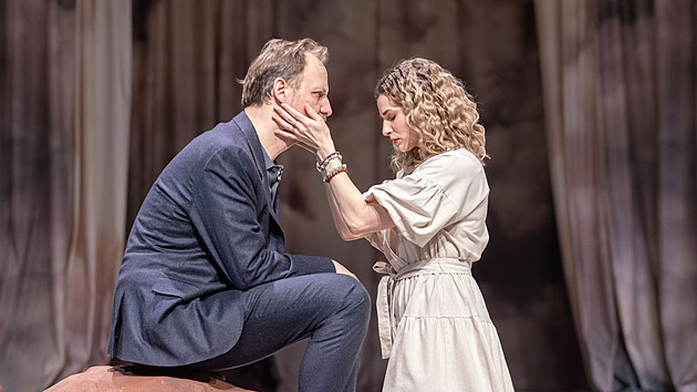 RECENZE: Když „starý cynik a prasák“ Houellebecq píše o lásce, je z toho zážitek