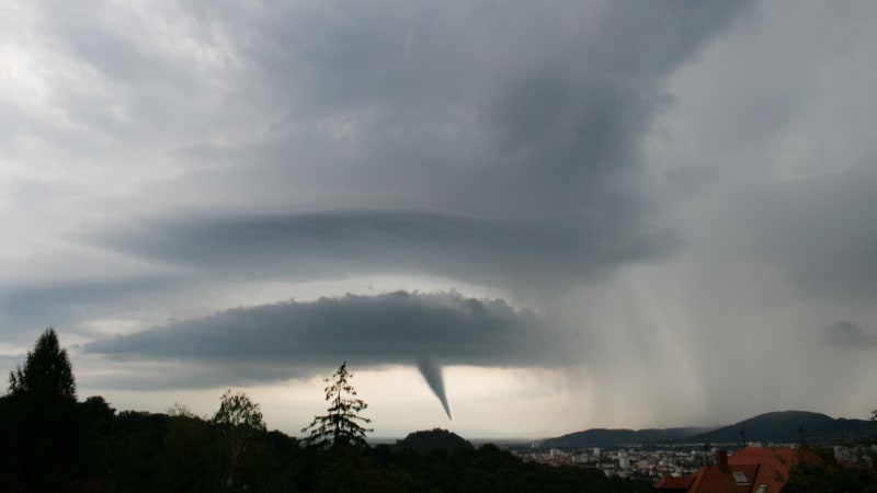 Minitornádo poničilo ve Francii stovky domů: Jeho řádění zachytila kamera