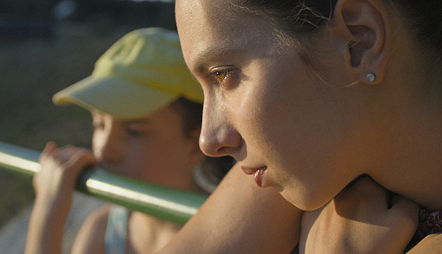 Ta druhá dává hlas skleněným dětem. Sourozenci často suplují asistenty