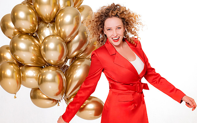 Schoulila se mu do klína. Lucie Robinson o focení Formana i pravidlech Jiřího Bartošky