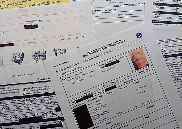 Andrew na čtyřech nad ženou, exministr ve slipech. Co odhalují nové Epsteinovy spisy