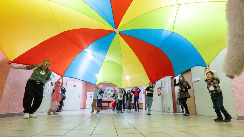 KOMENTÁŘ: Děti se netěší do školy a půlce učitelů hrozí vyhoření. Wellbeing není móda