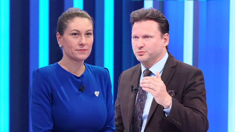 Jak jsme mohli pustit ke kormidlu tuhle svoloč, nechápe Decroix. Vondráček žádal omluvu