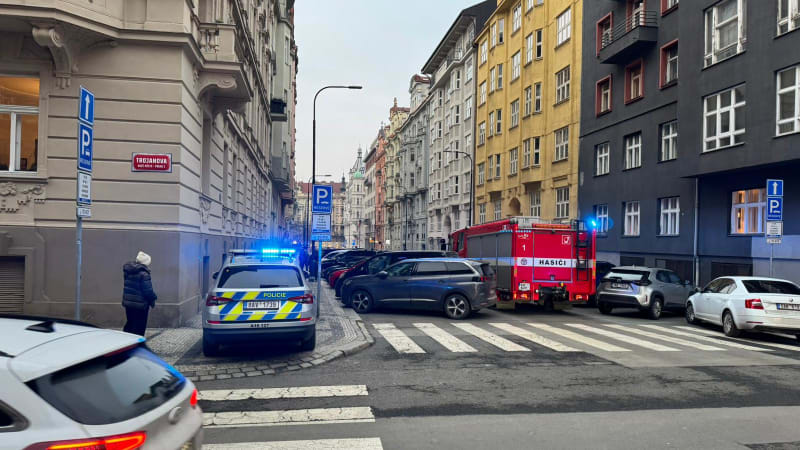 Z okna domu v centru Prahy vypadl muž, byl na místě mrtev. Další tělo policie nenašla