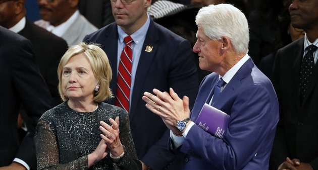 Změna názoru, manželé Clintonovi budou nakonec v kauze Epstein vypovídat