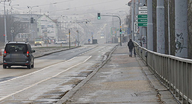 Nový pruh pro kola vede odnikud nikam, úplně nadšení nejsou ani cyklisté