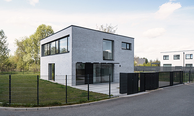 Skvělý dům ve tvaru kostky šetří energii, má dokonce i zahradu na střeše