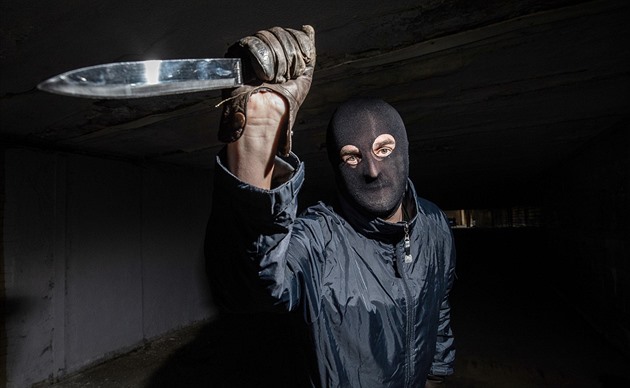 Dej peníze, nebo něco jiného! Muž vystartoval na skupinku s nožem v ruce