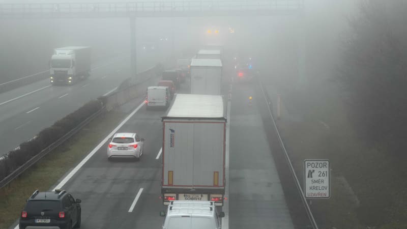 Série vážných nehod na Ústecku: Hasiči museli vyprostit zraněného, namrzlá dálnice D8 stála