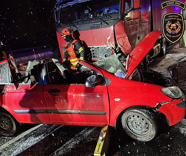 Řidička na D55 dostala smyk, po srážce s nákladním autem zemřela v nemocnici