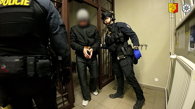 Mezinárodní zatykač kvůli vraždě. Podezřelý cizinec se ukrýval v Praze