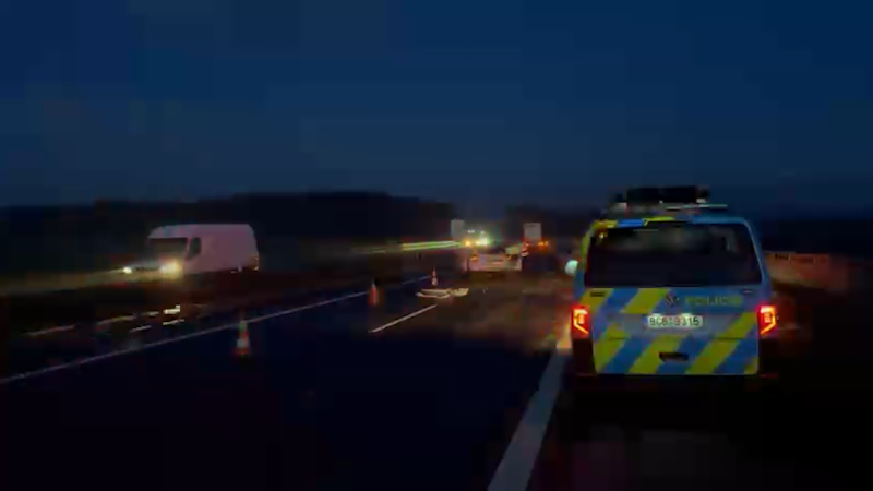 Nehody uzavřely D5 na Prahu u Heřmanovy Hutě. Na vině je zřejmě namrzlá silnice