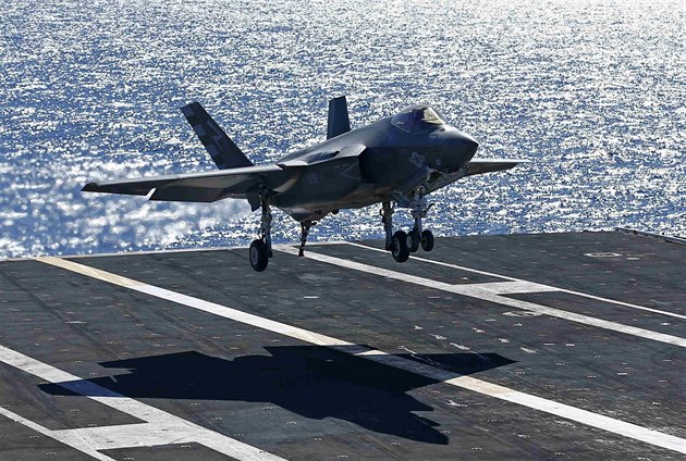 Americký letoun sestřelil íránský dron mířící k letadlové lodi