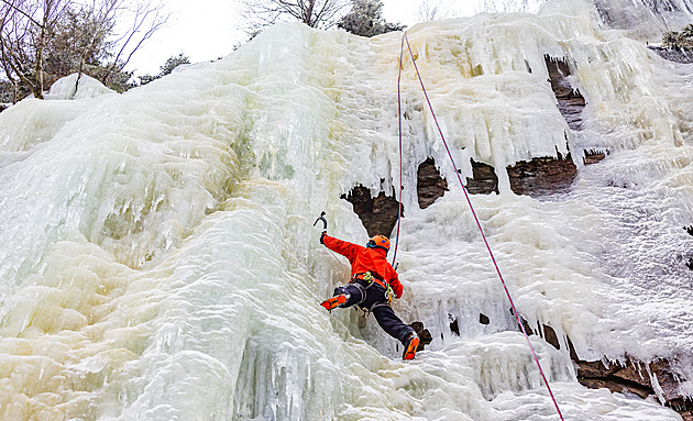 OBRAZEM: Krásy ledopádu a přírody v Labském dole přitahují lezce z celé země
