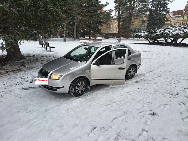 Z parku si udělali závodní dráhu, auto na sněhu tahalo snowboardistu