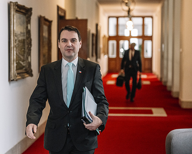 Ministr Macinka odložil pracovní návštěvu USA, z Frankfurtu zamířil zpět do Prahy