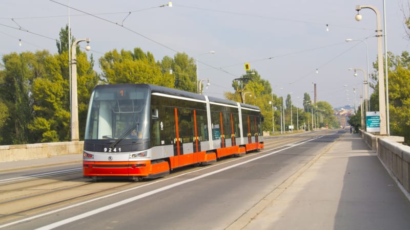 Řidič vyhodil v Praze ukrajinskou rodinu z tramvaje. Soud mu uložil obecně prospěšné práce