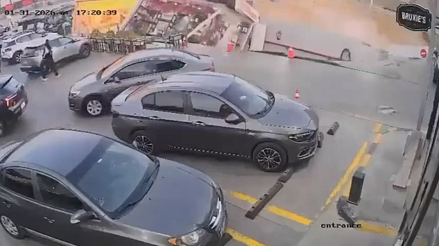 VIDEO: V Káhiře se propadla zem, obří díra pozřela čerpací stanici