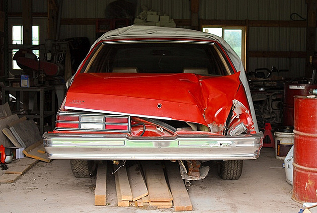 Auto zasáhl meteorit. Trefa vynesla vozu světovou slávu a řidičce miliony