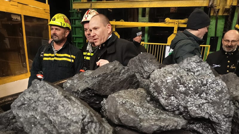 REPORTÁŽ: Horníky vypískaný Pavel, pláč i modlitby aneb U posledního vozíku s uhlím
