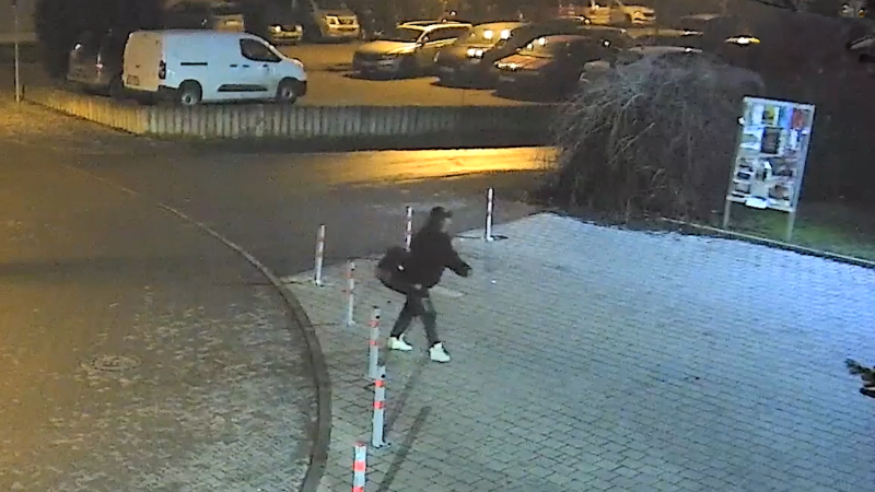 Muž dostal půllitrem před pražskou hospodou, ukazují záběry. Policie hledá svědka