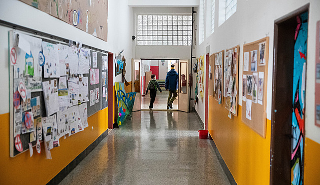 Totalitní praktiky, hrozbu vystřílením neřešili, kritizují školu. Žáci demonstrovali