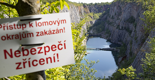 Mrtvý muž v lomu Velká Amerika. Tělo vyprošťovali z koruny stromu