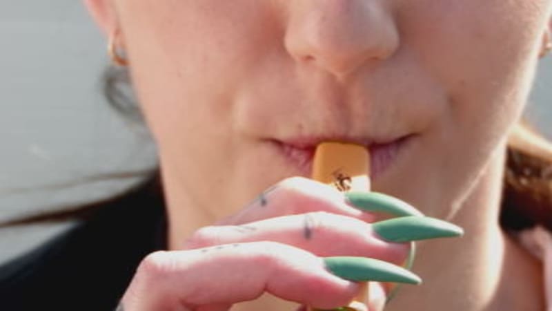 Špatná zpráva pro kuřáky: Cigarety v Česku zdraží. Schillerová promluvila o nastavení cen