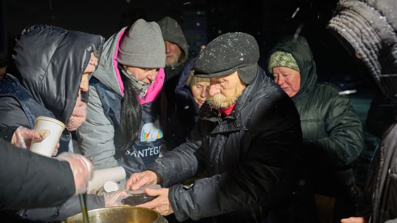 Kyjev mrzne. Bez tepla zůstává přes tisíc výškových bytovek, oprava potrvá měsíce
