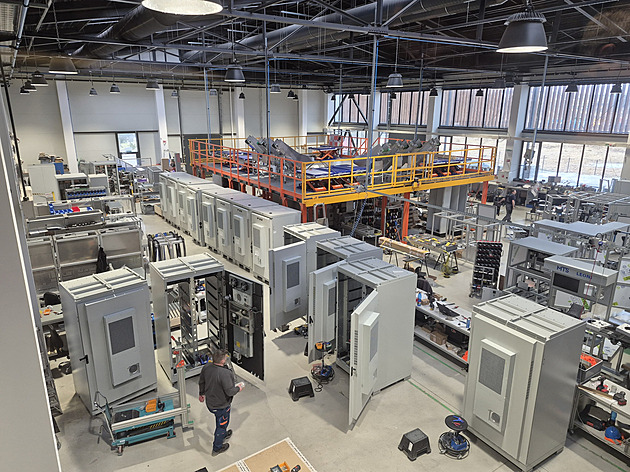 Lego pro energetiky versus spekulanti a úřady. Jak se staví velké modulární baterie