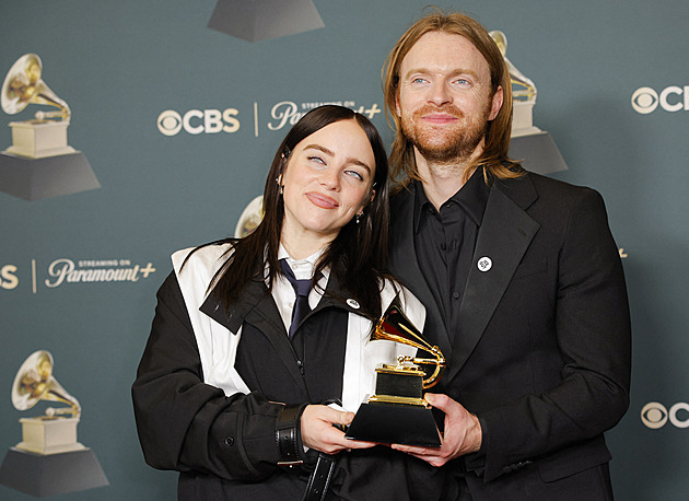 Vy staří bílí muži, vaše jména vidíme u Epsteina, zastal se Billie Eilish její bratr