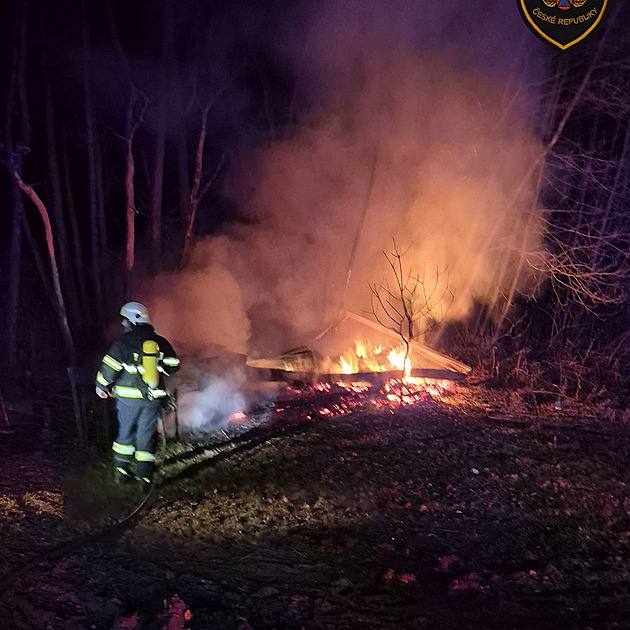 Stavební buňku zachvátily plameny, uvnitř našli hasiči ohořelé tělo muže