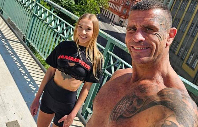 Mohla jít rovnou nahá, kritizují partnerku Roberta Rosenberga za odvážný top