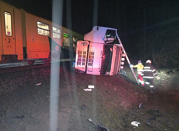 V Železnici se srazil vlak s náklaďákem. Provoz na trati je omezený