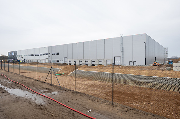 Denně 80 kamionů a 660 dodávek. Vesnice má obavy z nového skladu Rohlíku