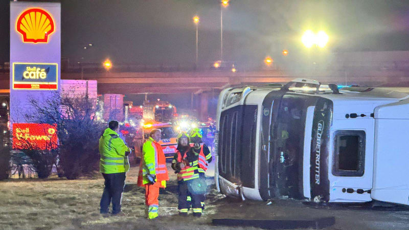 Převrácený kamion zablokoval D1 u Modletic. Zraněného řidiče museli vyprostit