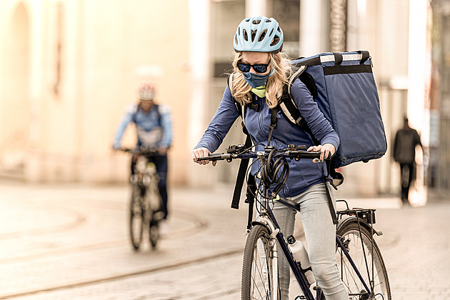 Rozvozy jídel ukrajují část gastronomie. Loni měly objednávky za rekordních 15 miliard