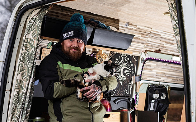 Žije v minibusu s kočkou. Ušetřil za nájem, jen neví, zda tam dostane ženu